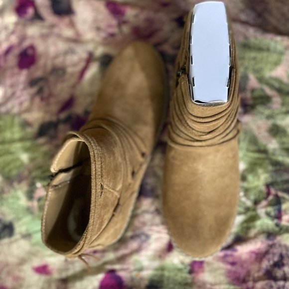 Hello, it is a brand new ugg shoes for women, size 9.5, - Picture 7 of 10